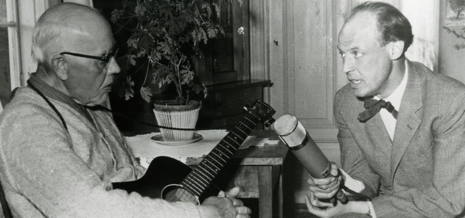 Matts Arnberg spelar in Johan Olsson, med gitarr, fr&aring;n &Ouml;sterf&auml;rnebo 1957.