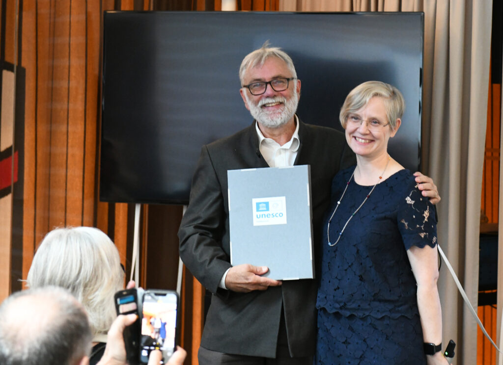 Statens musikverks generaldirektör Dan Lundberg och Svenska Unescorådets generalsekreterare Maria Wilenius vid det officiella överlämnandet av Unescos världsminnescertifikat till Svenskt visarkiv/Statens musikverk. Foto: Emre Olgun, Riksarkivet.