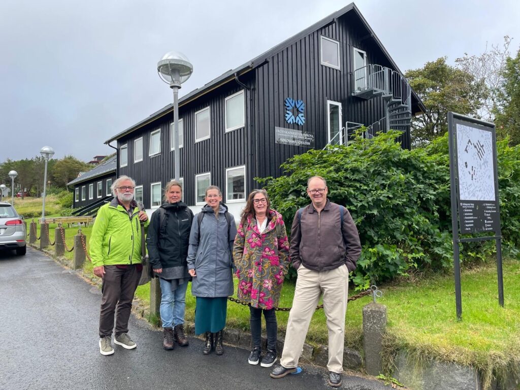Dan Lundberg, Anna Björk, Madeleine Modin, Karin Strand och Wictor Johansson utanför Färöarnas universitet