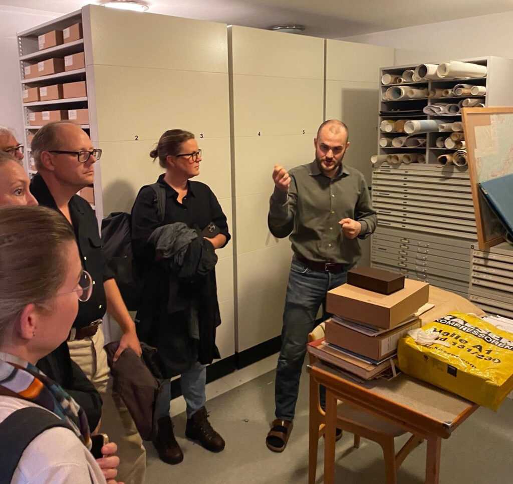 Bjarni Steintún visar anställda på Svenskt visarkiv arkivet på Fakulteten för språk och litteratur.