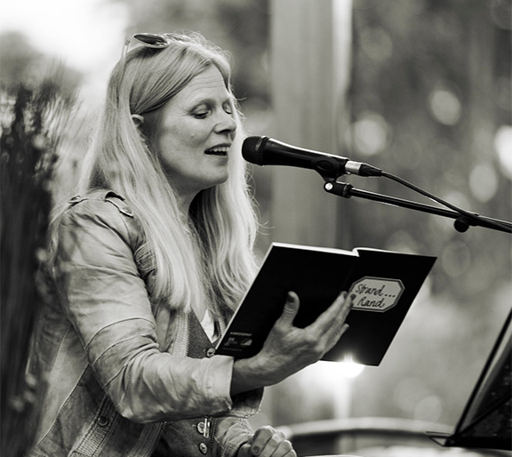 Sofia Joons sjunger. Foto Sabine Burger 2025