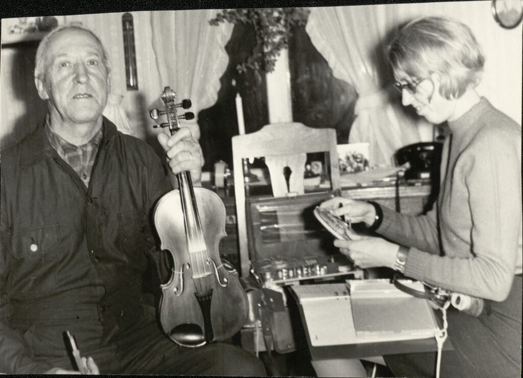 M&auml;rta Ramsten tillsammans med spelmannen Lars Jansson under en inspelningsresa i Bohusl&auml;n sommaren 1968. Foto: Ok&auml;nd/Svenskt visarkivM&auml;rta Ramsten tillsammans med spelmannen Lars Jansson under en inspelningsresa i Bohusl&auml;n sommaren 1968. Foto: Ok&auml;nd/Svenskt visarkiv