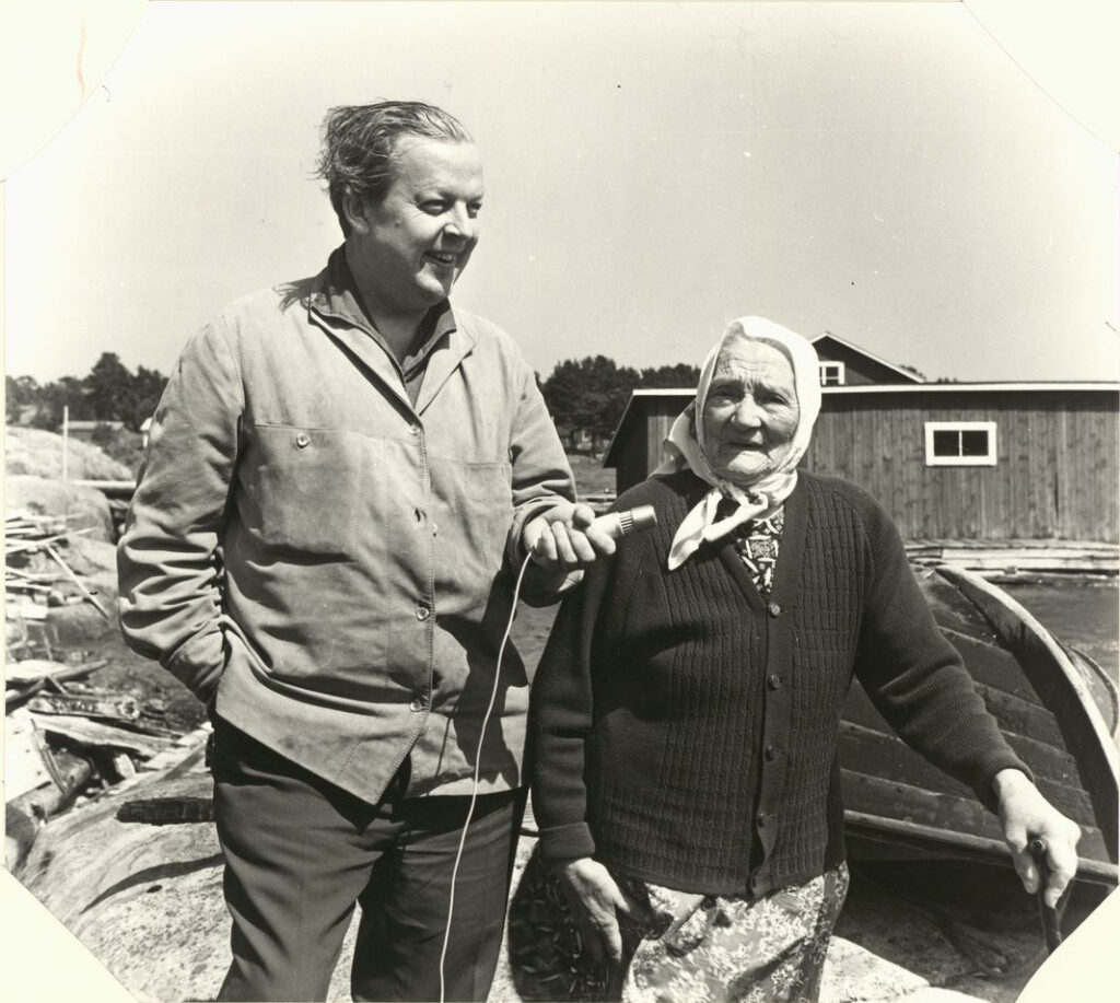Ulf Peder Olrog och Anna "Sj&ouml;mor" Lindstr&ouml;m, inspelningsbes&ouml;k p&aring; N&ouml;t&ouml;, 1962. Foto: G&ouml;ran Marteus