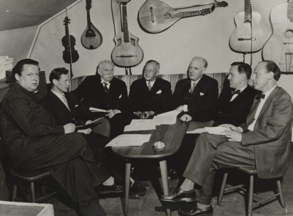 Visarkivets styrelse 1956: Ulf Peder Olrog, Karl-Ivar Hildeman, Otto Andersson, Sven Sal&eacute;n, Dag Str&ouml;mb&auml;ck, Mats Rehnberg och Matts Arnberg