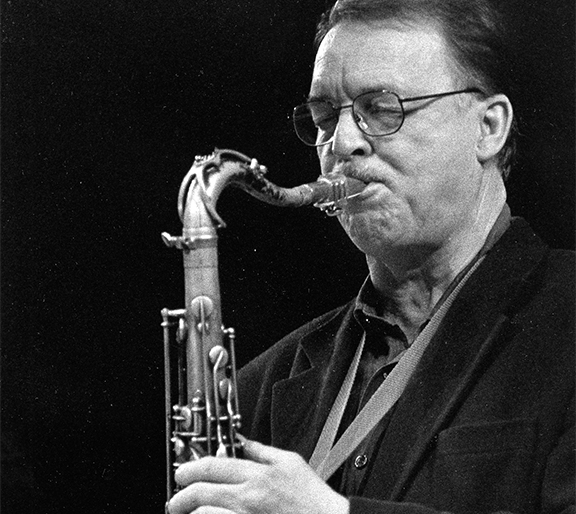 Bernt Rosengren spelar saxofon